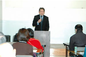 記念講演会で講演する日本図書館協会理事の常世田良氏