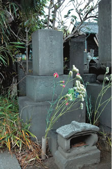 周作の父・千葉幸右衛門(浦山寿貞)の墓