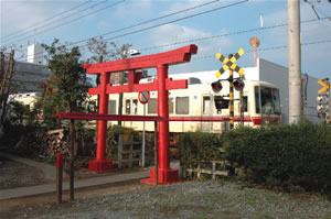 参道に踏み切りがある右京塚神社の写真