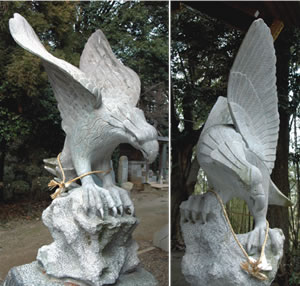 鷲神社の鷲の石造物の写真