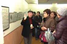 昭和ロマン館で説明する根本館長の写真
