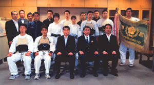 松戸署選抜メンバーと西野署長（前列中央）らの写真