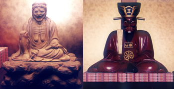 来迎寺の木造閻魔王坐像（右）と木造奪衣婆坐像の写真