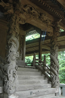 富塚の鳥見神社本殿の見事な彫刻の写真