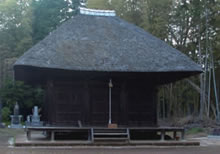 茅葺きの泉福寺薬師堂の写真