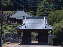 観音寺の仁王門と観音堂の写真